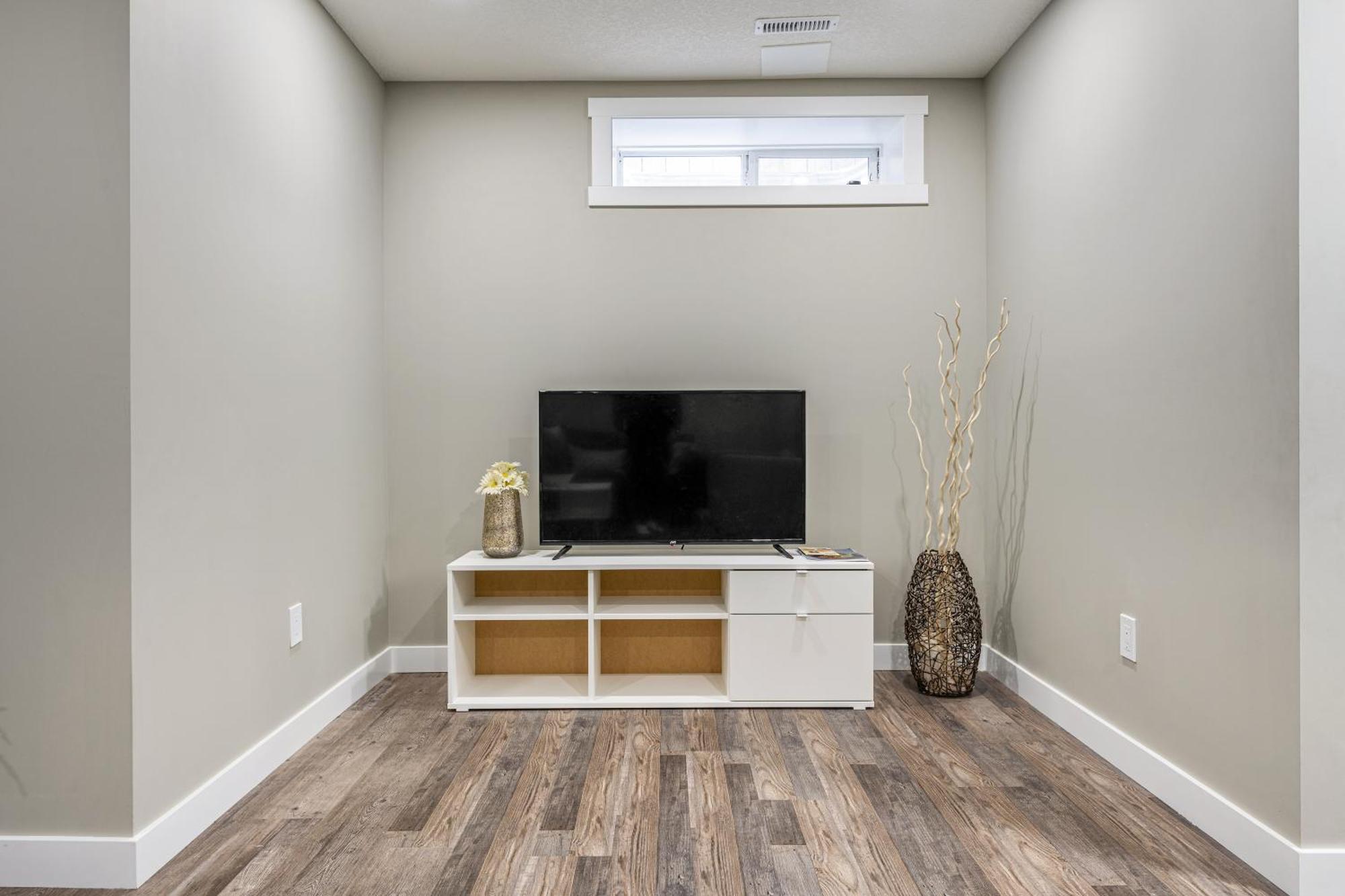Modern 2 Bedroom Basement Suite With Laundry YYC Dış mekan fotoğraf